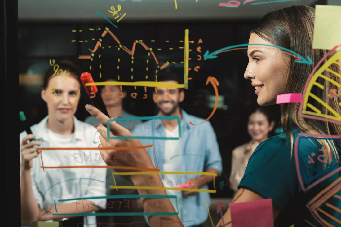 group-smart-businesspeople-presented-business-strategy-investor-tracery(1)